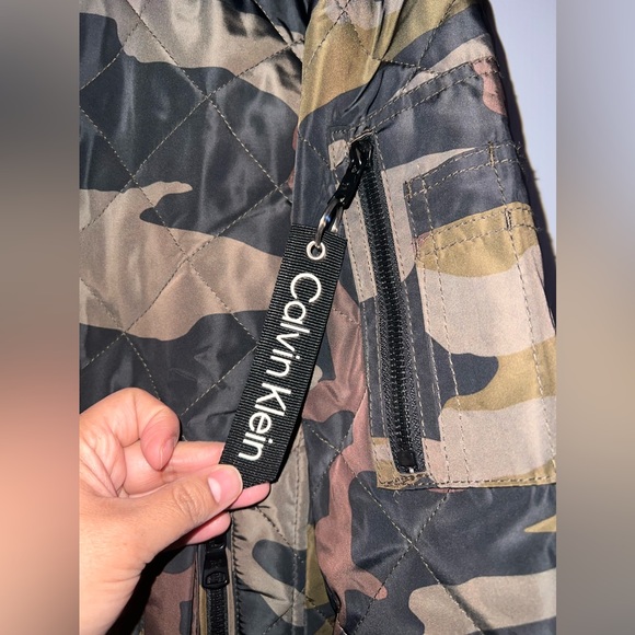 🪖NWT Men’s Calvin camo quilted jacket in medium - Picture 5 of 8